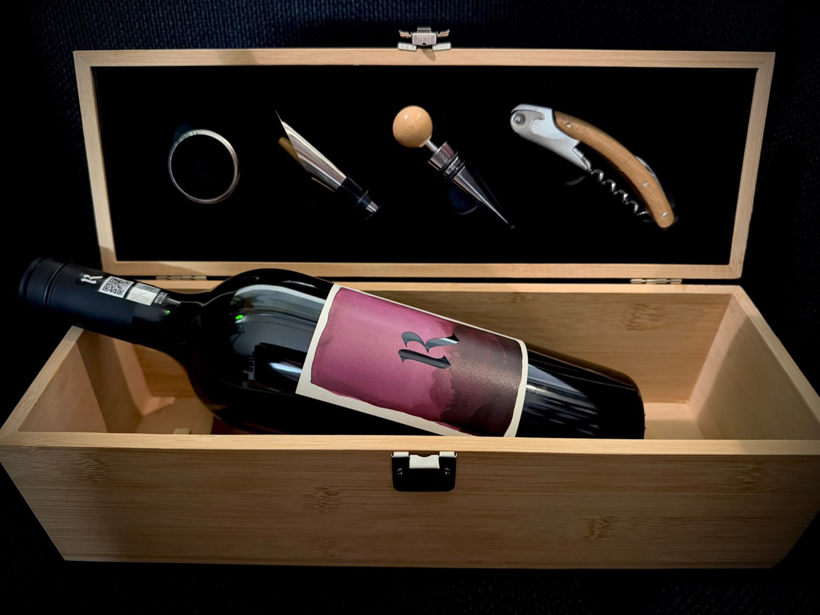 Geschenkbox mit einer Flasche Realm The Tempest